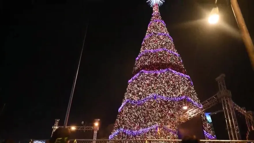 Un árbol gigante enciende el espíritu navideño de Guatemala