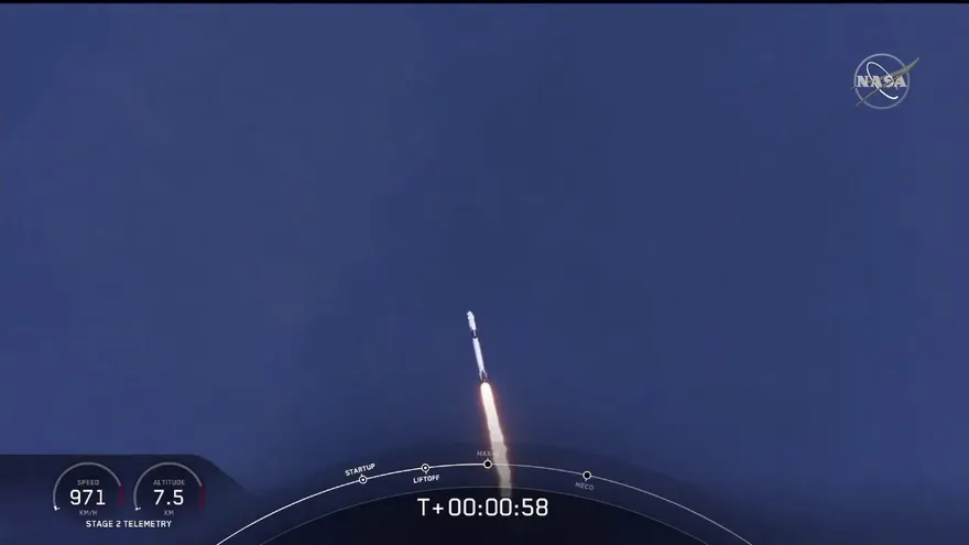 Histórico despegue de cohete de SpaceX pone a dos astronautas rumbo al espacio