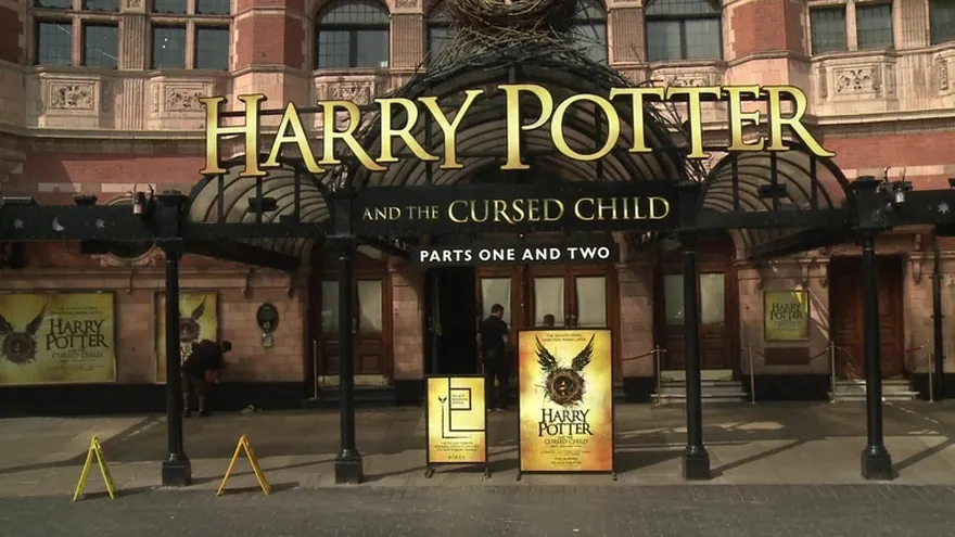 Harry Potter llega al teatro convertido en padre de tres hijos