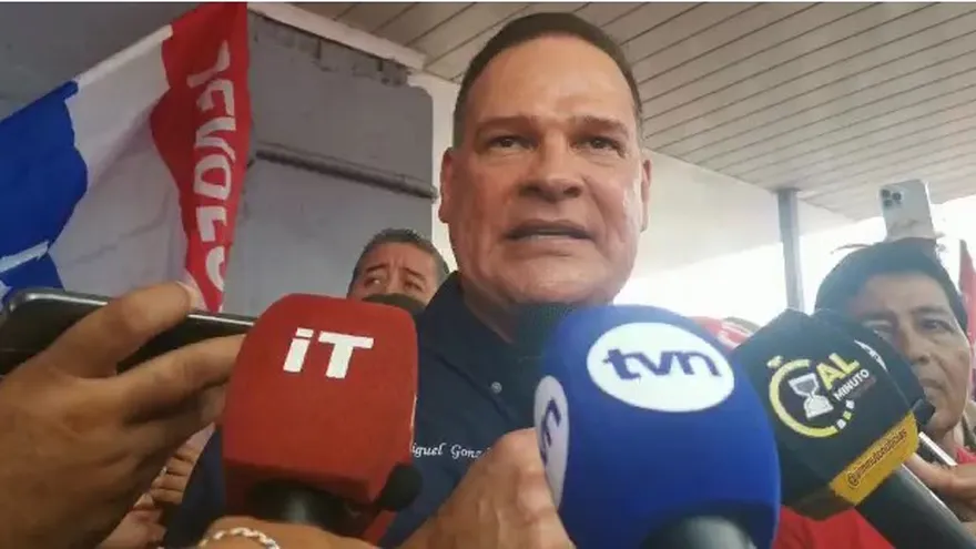 Pedro Miguel González al momento de inscribir su precandidatura presidencial en el PRD.