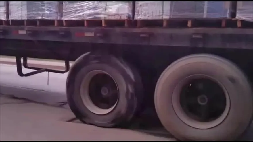 Camión circula con llantas rotas