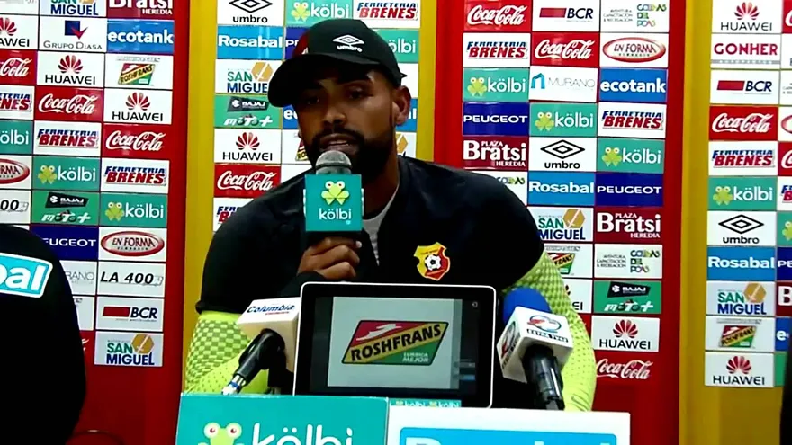 Mire aquí cómo Gavilán encara a un periodista tico, dentro del marco de la final en Costa Rica