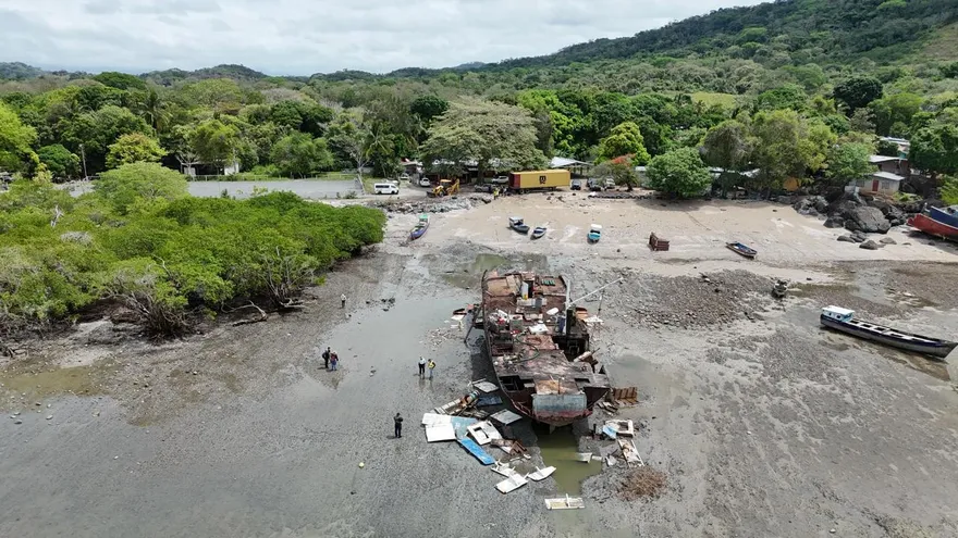Desmantelación de barcos cerca frente a la playa y manglares de Bique.