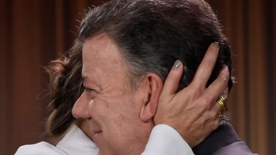 Santos abraza a su esposa, María Rodríguez, con motivo del premio Nobel de la Paz.