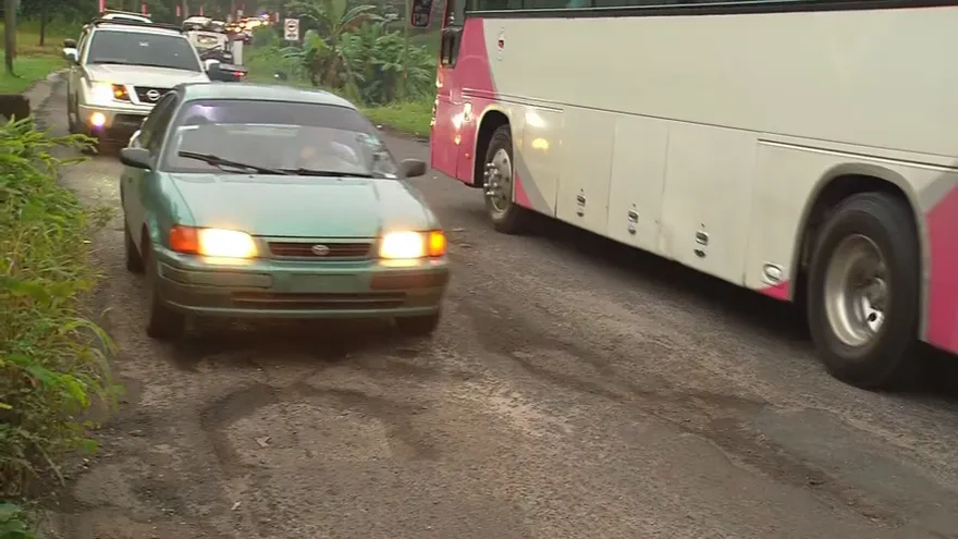 Conductores afirman que demoran hasta dos horas en el tranque debido al mal estado de las calles