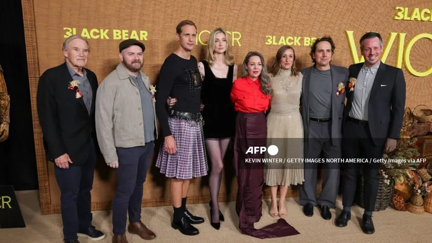 Timothy Headington, Justin Lothrop, Alexander Skarsgård, Elizabeth Debicki, Olivia Colman, Eleanor Wilson, Alex Huston Fischer y Brad Zimmerman asisten al estreno en Los Ángeles de "Wicker" de Black Bear en el Directors Guild of America el 20 de octubre de 2026 en Los Ángeles, California