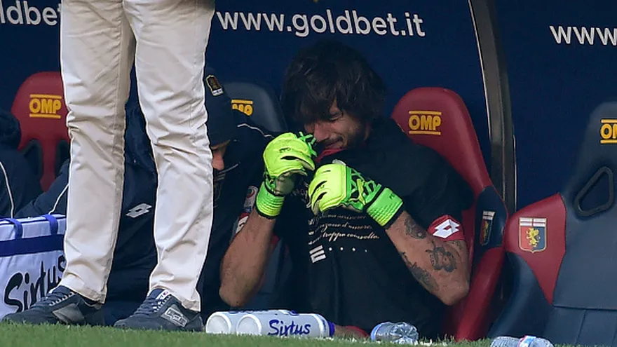 Mattia Perin llora después de salir de la cancha por lesión
