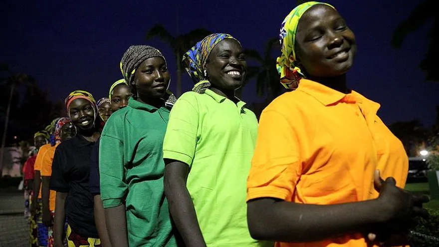 Algunas de las 80 jóvenes de Chibok  liberadas esta semana, luego de estar secuestradas durante tres años por el grupo terrorista Boko Haram en Nigeria.