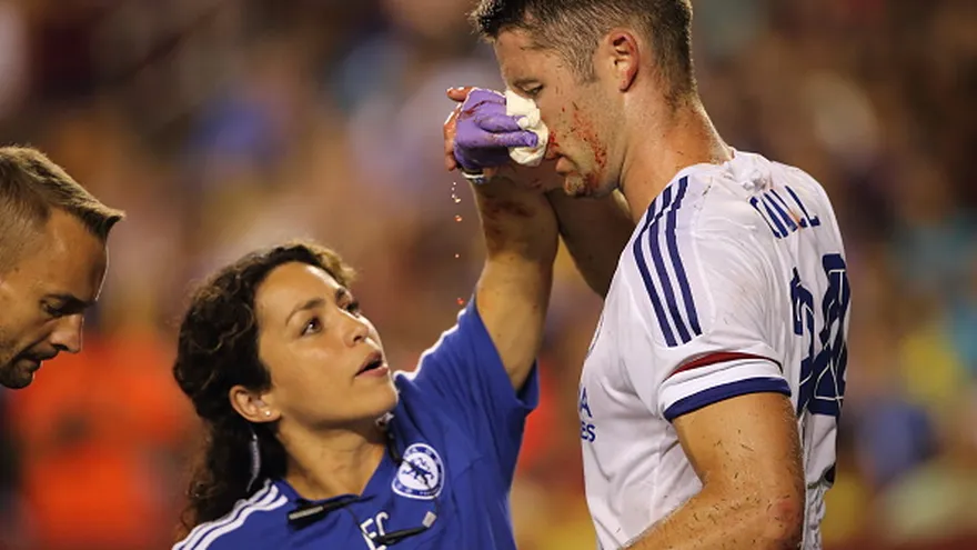 La doctora Eva atiende a Cahill.