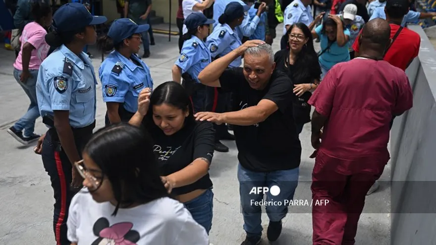 Personas participan en simulacros contra sismos en Venezuela