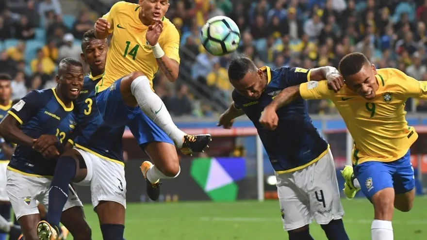 Acción del partido de eliminatoria al Mundial Eusia 2018 entre Brasil y Ecuador