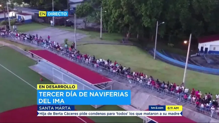 Tercer día de las Naviferias y continúan las largas filas para comprar jamón