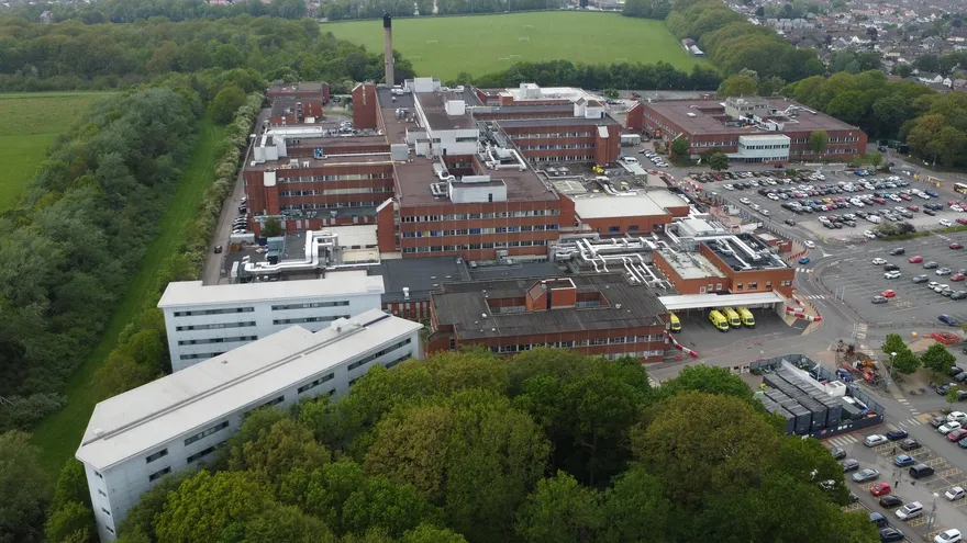 ista aérea muestra el Hospital Arrowe Park, donde serán aislados pasajeros del crucero afectado por brote mortal de Hantavirus