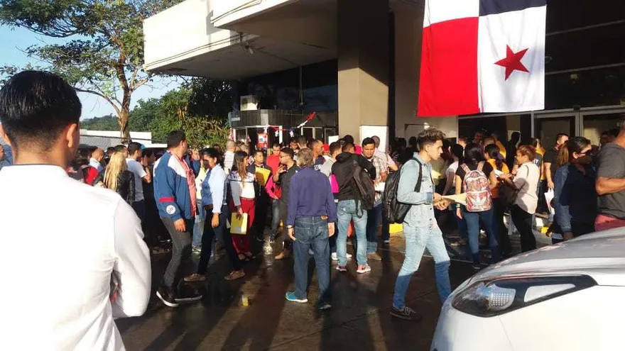 Muchas personas se acercaron muy temprano a las oficinas de Migración, situación que provocó los rumores en redes sociales.