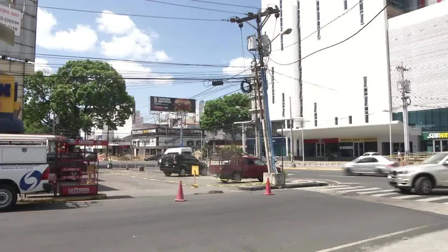 Se registra explosión de cables eléctricos en Vía España