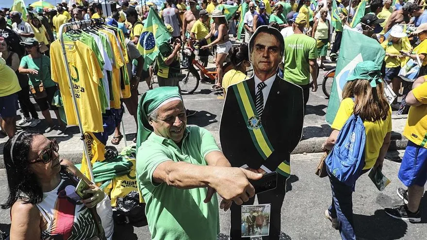 Muchas personas participan hoy 15 de marzo, de las marchas en Río de Janeiro (Brasil), demostrando apoyo al gobierno de Jair Bolsonaro y encontra el Congreso.