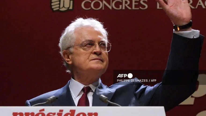 El primer ministro francés, Lionel Jospin, pronunció un discurso el 24 de febrero de 2002 en París, durante un congreso extraordinario del Partido Socialista Francés.  El ex primer ministro socialista Lionel Jospin falleció a los 88 años, según anunció su familia el 23 de marzo de 2026.