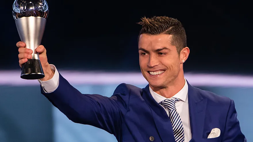 Cristiano Ronaldo muestra con orgullo el trofeo de The Best