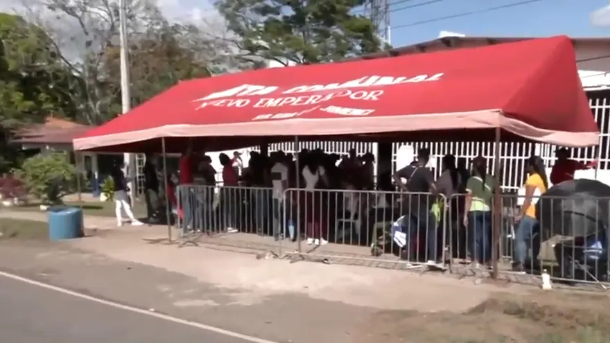 Largas filas para matriculas de escuela en Nuevo Emperador