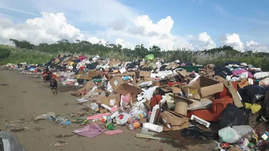 La basura es tirada por personas que no tienen conciencia del daño que causan.