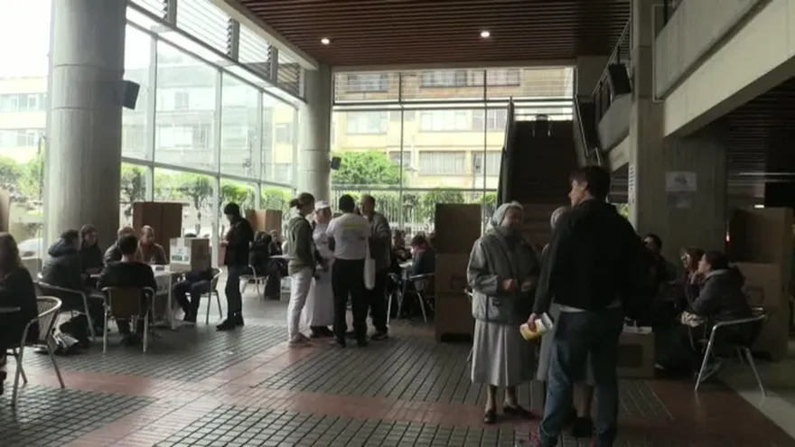Colegios electorales colombianos abren para el plebiscito por la paz