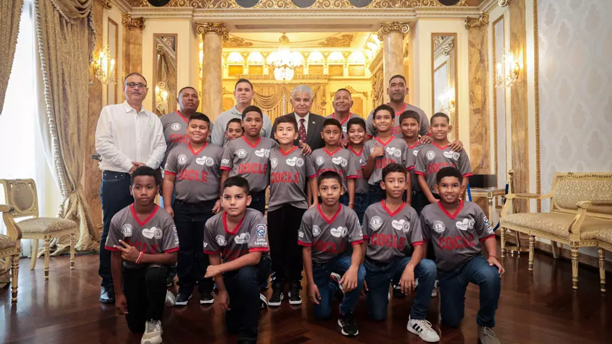 Equipo preinfantil panameño cuando visitó la Presidencia de la República