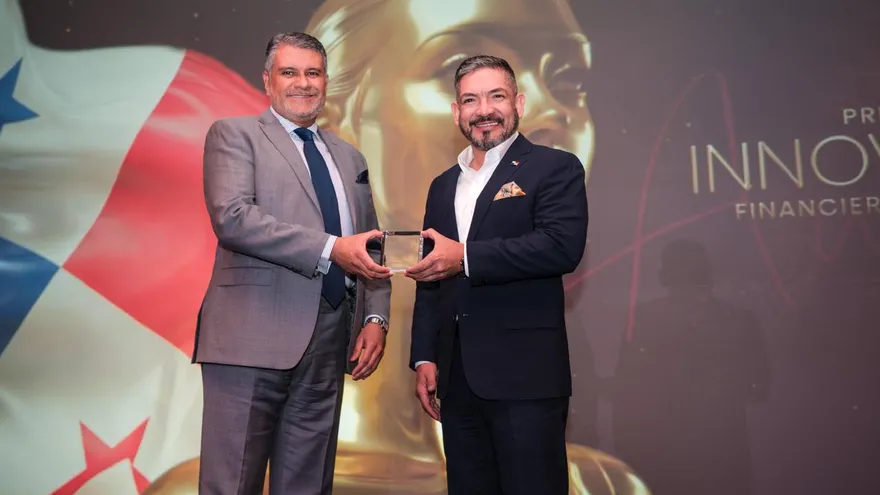 El gerente general de la Caja de Ahorros, Andrés Farrugia, junto al gerente directivo de Innovación y Transformación, Aldo Ríos