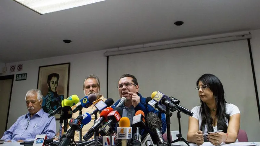 El secretario del Parlamento y miembro del Movimiento Frente Amplio, Negal Morales (c), habla durante una rueda de prensa hoy, miércoles 14 de marzo de 2018, en Caracas (Venezuela).