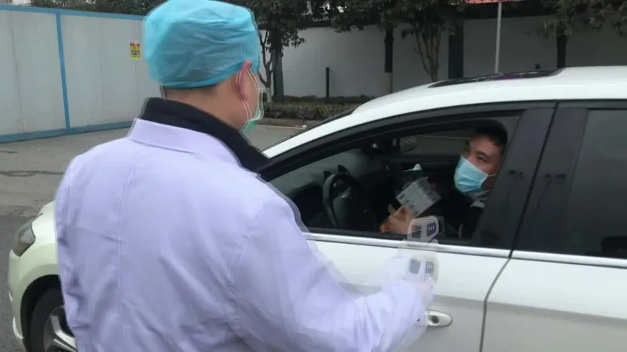 La OMS eleva amenaza mundial del virus, que causa 106 muertos en China