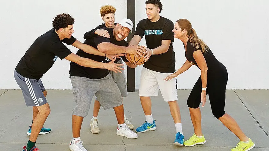 La Familia Ball se ha tomado el baloncesto y las cámaras.