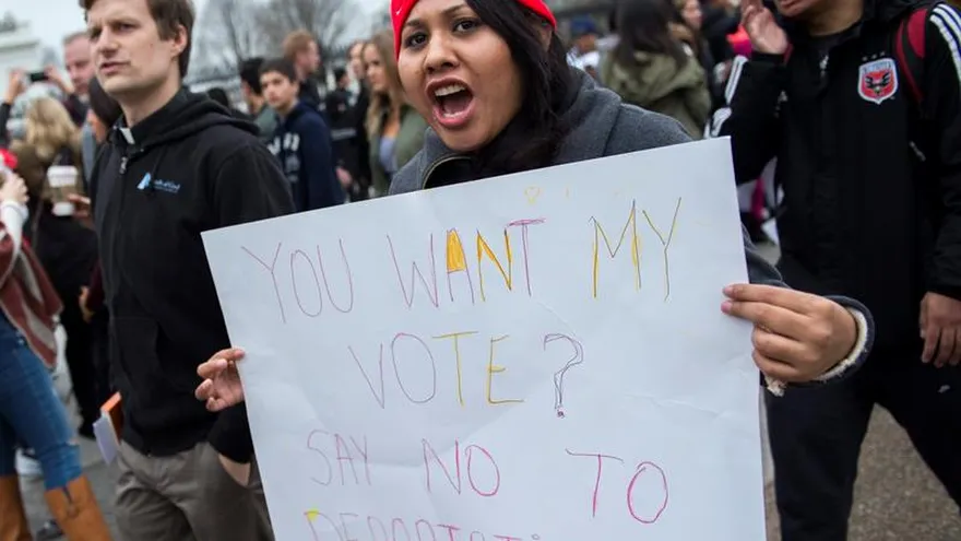 Miembros de organizaciones de activistas protestan frente a la Casa Blanca, en Washington, Estados Unidos, el 30 de diciembre del 2015, para rechazar el supuesto plan de la Oficina de Inmigración y Control de Aduanas (ICE) de realizar redadas masivas de familias centroamericanas, tal como informaron varios medios.