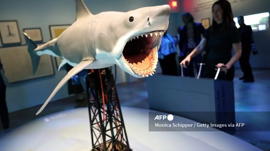 Réplica del modelo eléctrico de un tiburón que se exhibe como parte de celebración por los 50 años de esta película