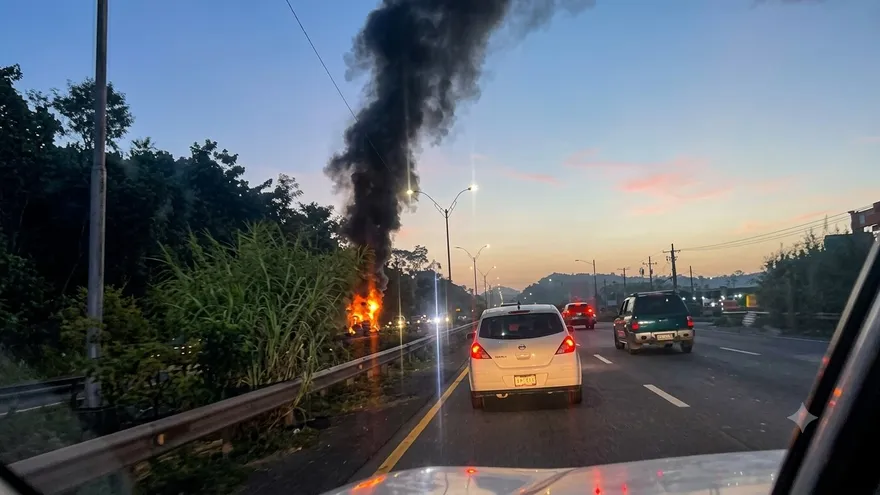 Incendio de cabezal de mula provoca congestionamiento en la vía Centenario