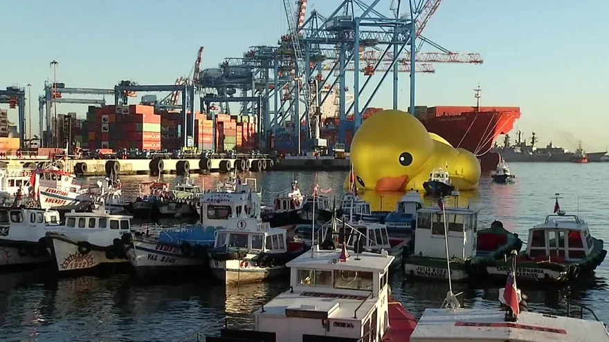 El trágico paseo del patito de hule gigante en Chile