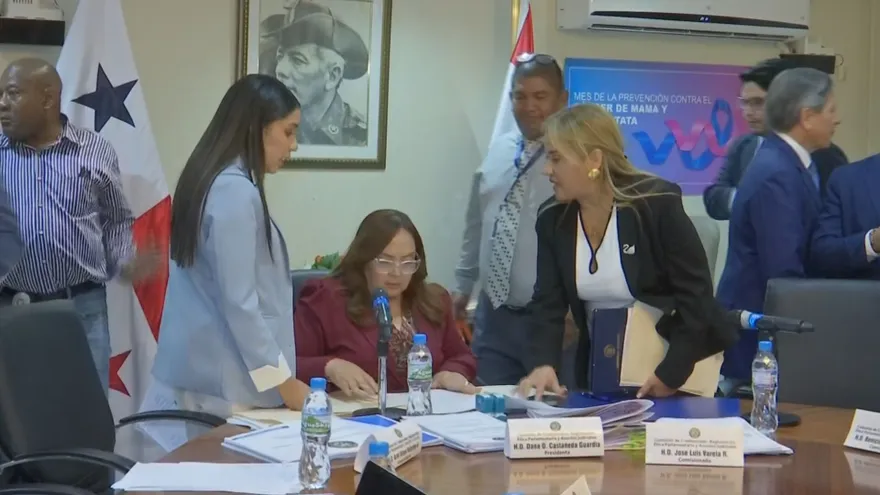 Comisión de Credenciales, a cargo de la diputada Dana Castañeda inicia primer debate de las reformas al reglamento interno.