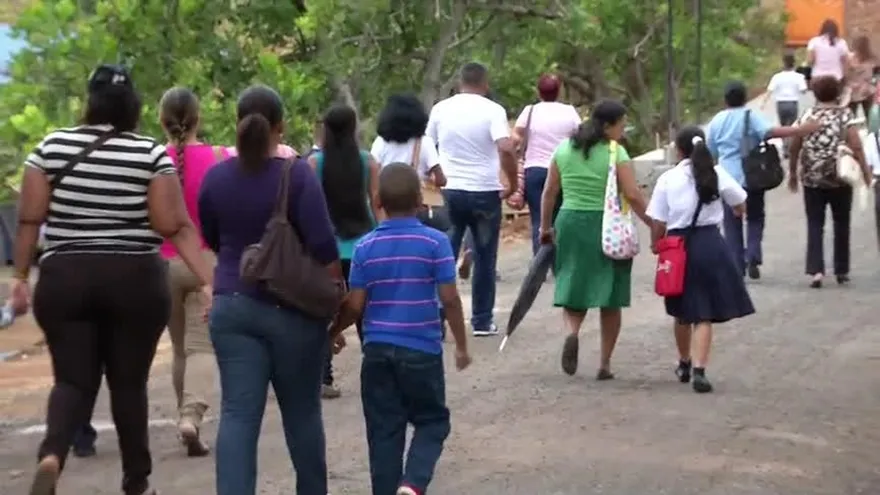 Padres de familia en Escuela República de Costa Rica, molestos