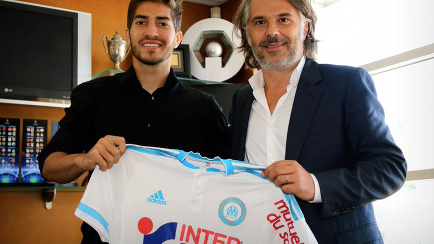 Lucas Silva posa con la camiseta de su nuevo equipo.