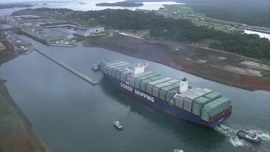 Entrada del Cosco Shipping Panamá a la esclusa de Agua Clara