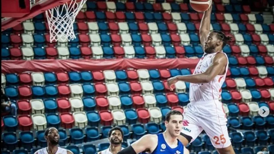 El seleccionado nacional Akil Mitchell tuvo acción en el baloncesto de Israel