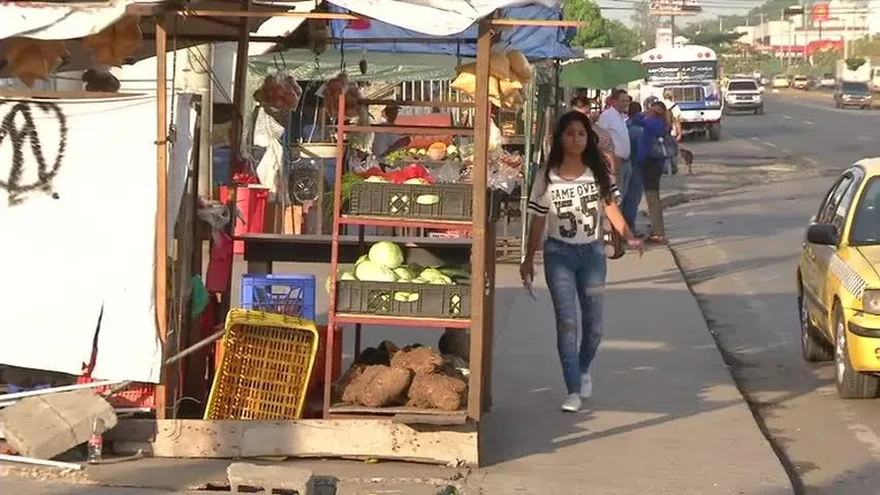Buhoneros de la 24 de diciembre serán desalojados por construcción del Metro