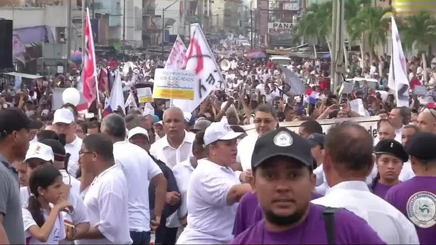 Cientos de personas marchan en contra de educación sexual en Panamá