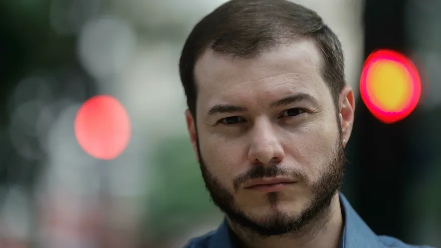 Fotografía fechada el 25 de marzo de 2019 que muestra al presidente del Partido Socialismo y Libertad (PSOL), Juliano Medeiros, durante una entrevista con Efe, en Sao Paulo (Brasil)