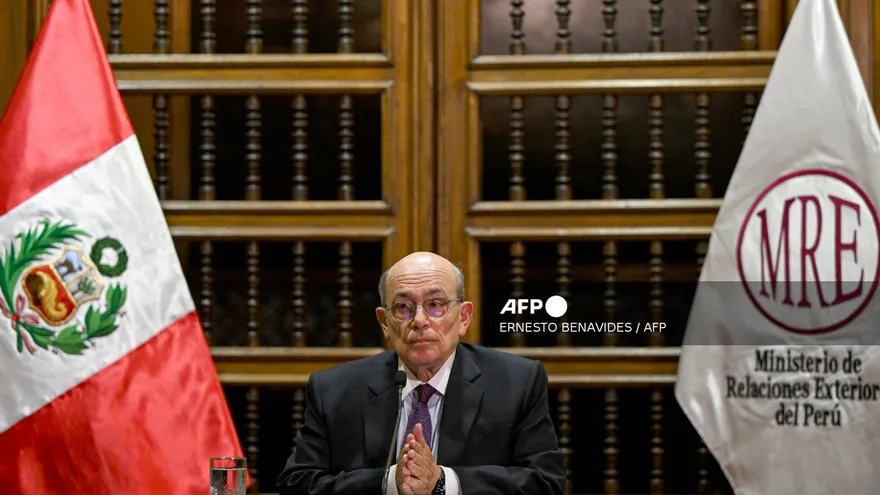 El ministro de Relaciones Exteriores de Perú, Hugo de Zela, gesticula durante una conferencia de prensa con la Asociación de Prensa Extranjera en Lima el 10 de diciembre de 2025