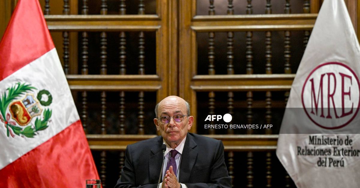 Renuncian canciller y ministro de Defensa de Perú tras desacuerdo por compra de F-16 a EEUU