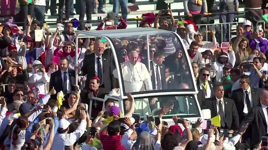 El papa da misa en la Basílica de la Guadalupe