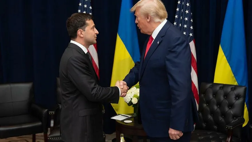 Momento en que el presidente de Ucrania  Volodymyr Zelensky (i) y el presidente  Trump (d) se encuentran en la 74 Asamblea General de las Naciones Unidas.