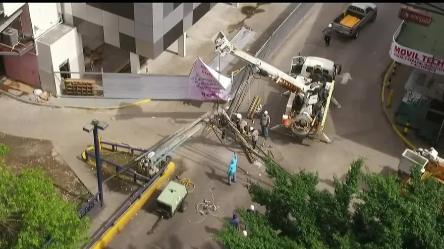 Muro cae sobre tendido eléctrico en Los Pueblos