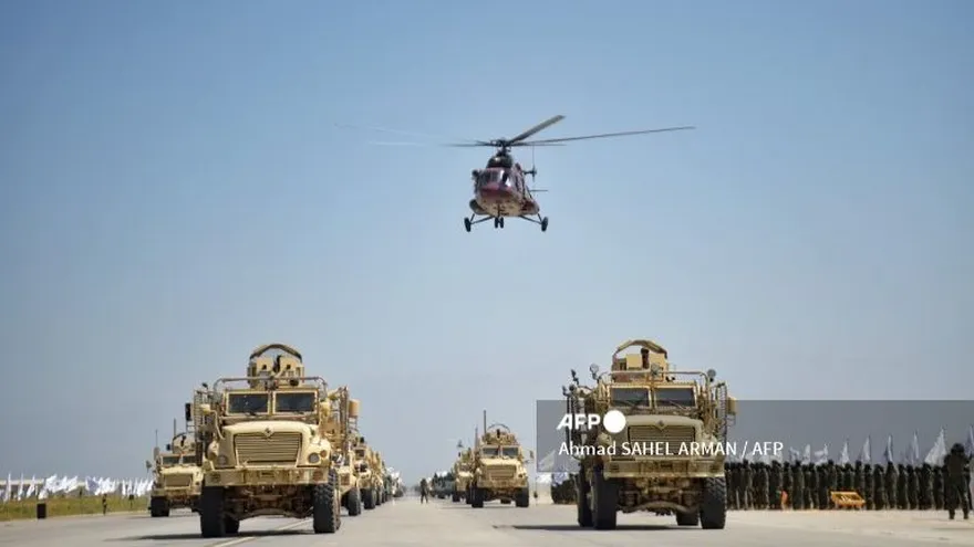 Vehículos militares talibanes desfilan para celebrar el tercer aniversario de la toma de control de Afganistán por parte de los talibanes, en la base aérea de Bagram, provincia de Parwan, el 14 de agosto de 2024. Un funcionario de defensa del gobierno afgano declaró el 21 de septiembre que un acuerdo sobre la base aérea de Bagram era "imposible", después de que el presidente estadounidense, Donald Trump, manifestara su deseo de recuperar la antigua base. Bagram, la mayor base aérea de Afganistán, ubicada al norte de la capital, Kabul, fue el centro de operaciones de Estados Unidos durante su guerra de 20 años contra los talibanes.