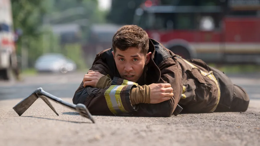 Brandon Larracuente interpreta al bombero Sal Vasquez