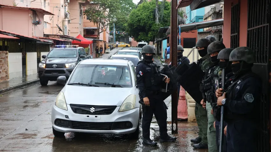 Policías reciben disparos durante operativo en Calidonia; capturan a cinco